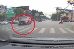 Clip: Nữ tài xế lái ô tô tông xe máy tạt đầu rồi đè dưới gầm, nam thanh niên gặp nạn