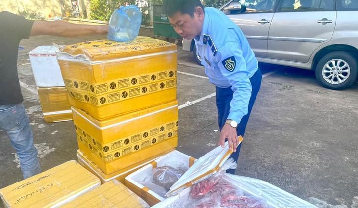 Lực lượng quản lý thị trường kiểm tra số thực phẩm không rõ nguồn gốc.