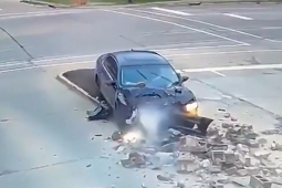Clip: Tránh va chạm, nữ lái ôtô tông sập tan tành trụ đường