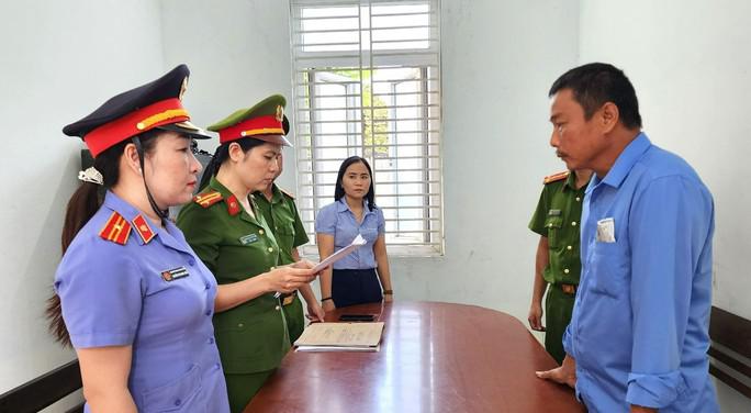Tống đạt quyết định bắt tạm giam Nguyễn Tân để điều tra hành vi cố ý gây thương tích