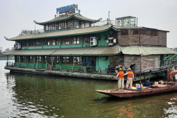 Tin tức trong ngày - Cận cảnh cưỡng chế, tháo dỡ, di dời "tàu ma” trên Hồ Tây