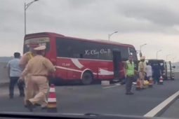 Tin tức trong ngày - Xe khách va chạm với xe quét đường trên cao tốc Hải Phòng - Hạ Long