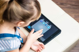 Bạn trẻ - Cuộc sống - 5 lý do cha mẹ không nên cho cho con sử dụng mạng xã hội trước 13 tuổi