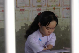 Nghị lực phi thường của cô gái không tay 10 năm 'đèn sách'