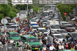 Tin tức trong ngày - Người dân chen chúc đến “nghẹt thở” ở các tuyến đường cửa ngõ TP.HCM để về quê nghỉ lễ