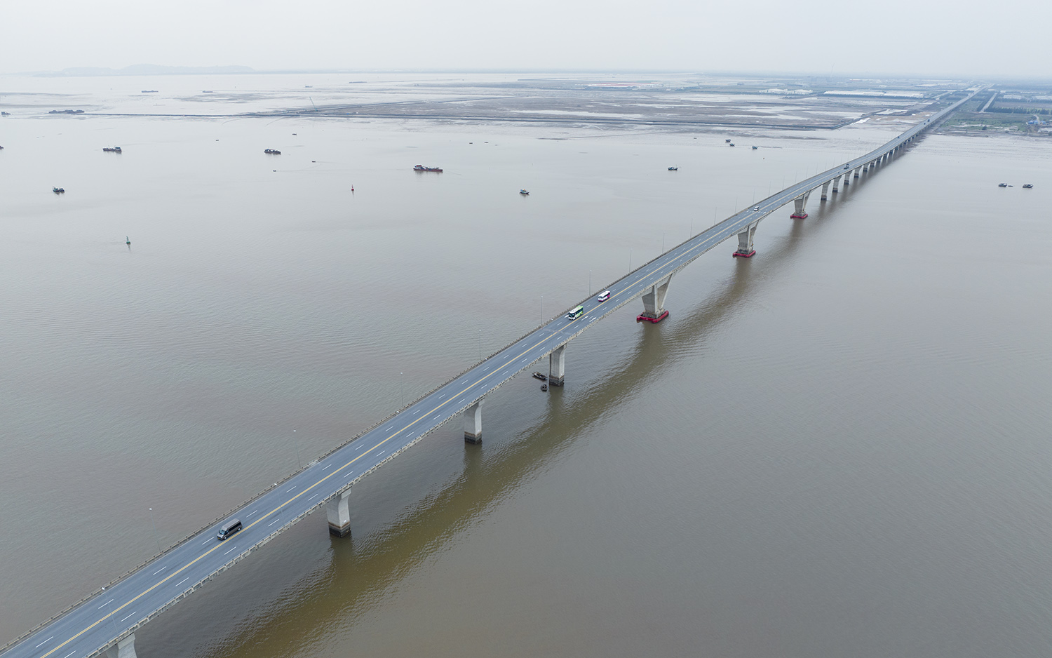 Cầu vượt biển Đình Vũ - Cát Hải hay còn có tên gọi khác là Tân Vũ - Lạch Huyện được khởi công xây dựng vào ngày 15/2/2014 và khánh thành vào ngày 2/9/2017.