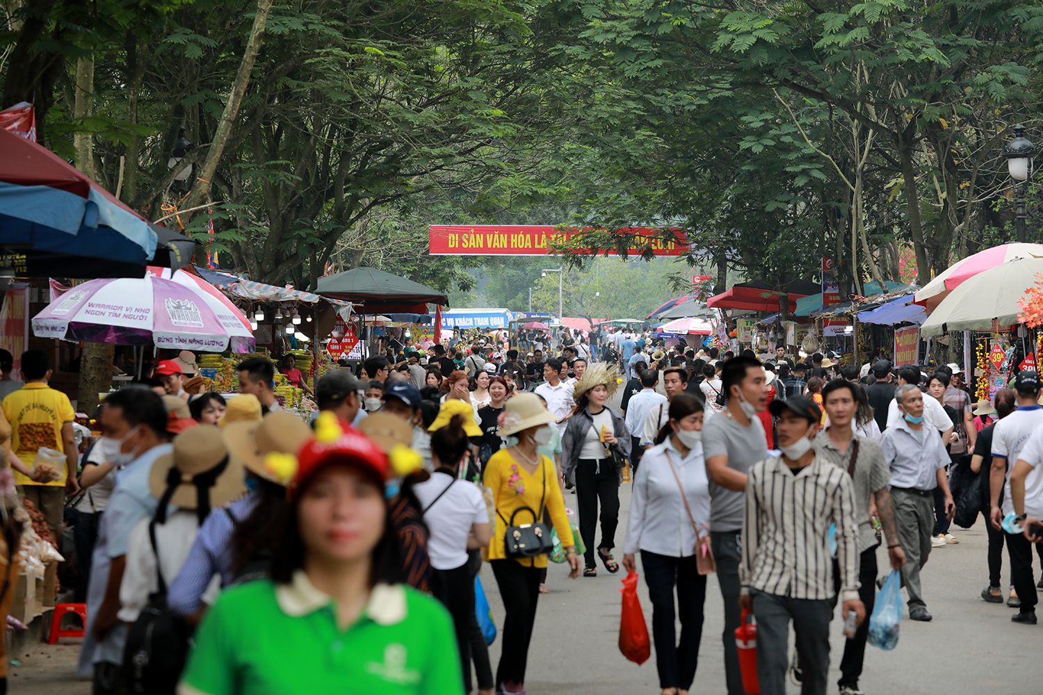 Hàng nghìn người đổ về Đền Hùng trước ngày chính lễ 10/3 - 16