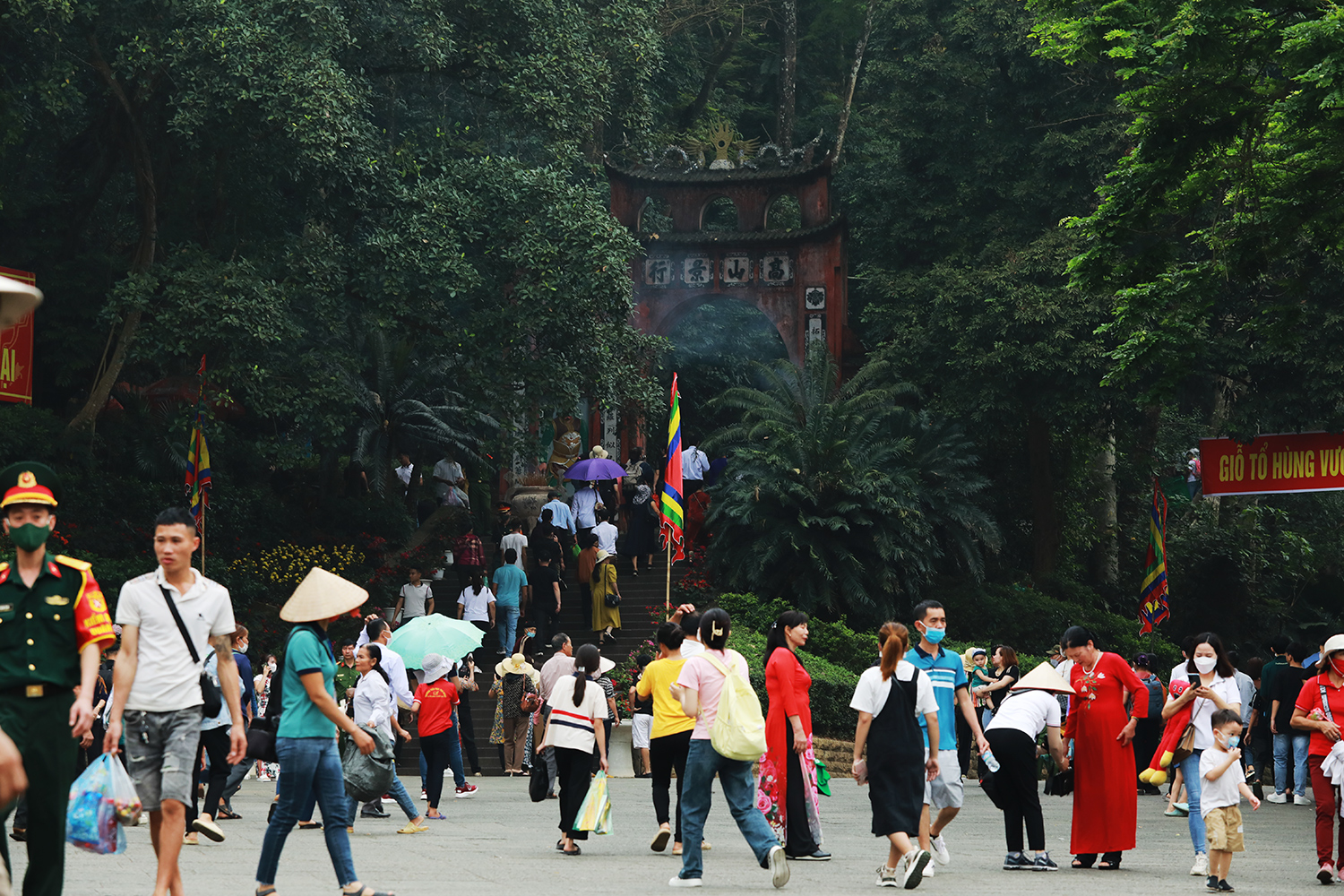 Hàng nghìn người đổ về Đền Hùng trước ngày chính lễ 10/3 - 2
