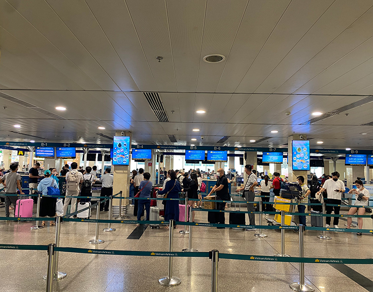 Sân bay Tân Sơn Nhất đón gần 127.000 khách trong ngày 28/4 - 1