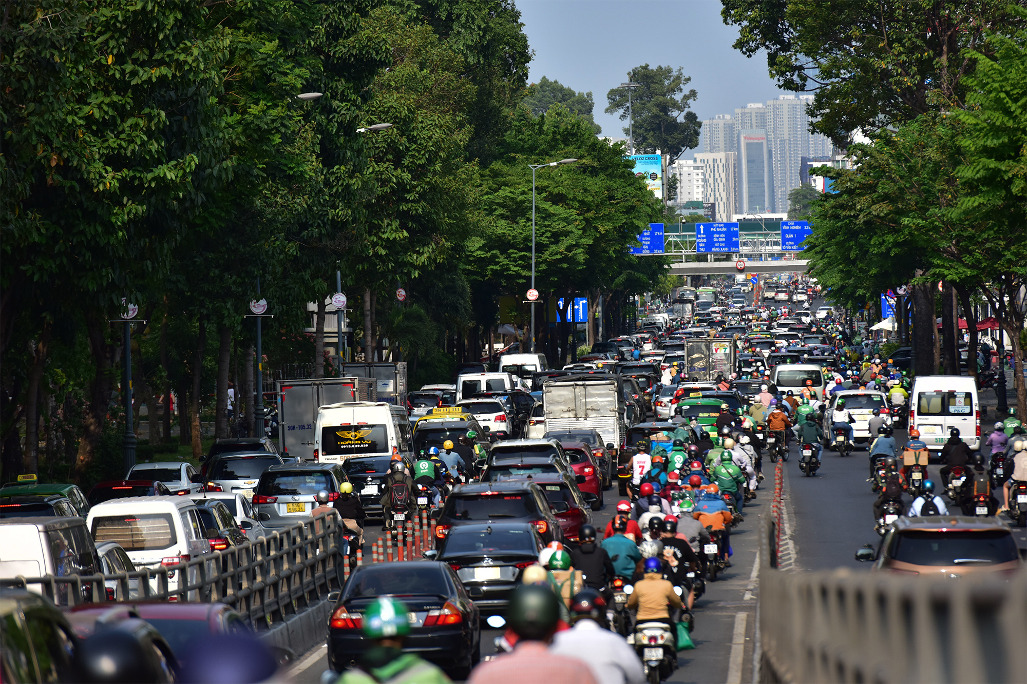 Nhiều tuyến đường ở khu vực cửa ngõ Cảng hàng không quốc tế Tân Sơn Nhất, quận Tân Bình (TP.HCM) bắt đầu đông đúc khi xe cộ chở hàng hoá&nbsp;cùng với người dân đổ về sân bay đi du lịch, về quê nghỉ lễ.