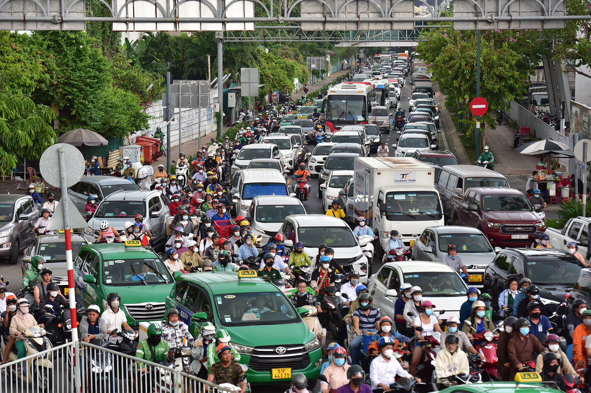 Người dân chen chúc đến “nghẹt thở” ở các tuyến đường cửa ngõ TP.HCM để về quê nghỉ lễ - 8
