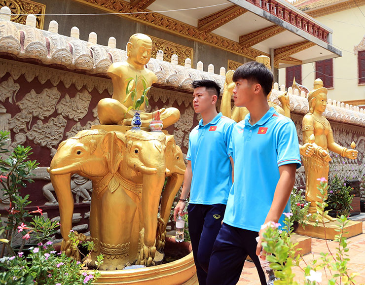 U22 Việt Nam thảnh thơi đi chùa ở Phnom Penh trước trận gặp Lào - 3