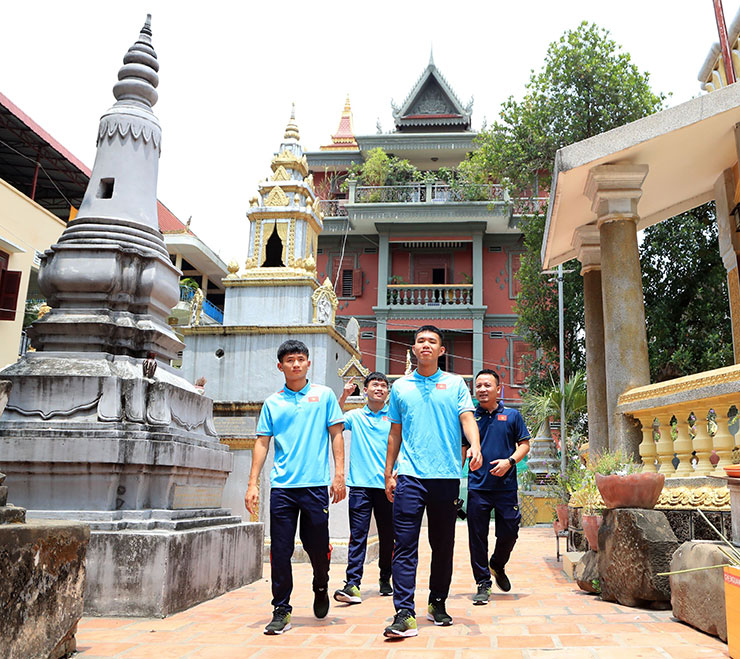 U22 Việt Nam thảnh thơi đi chùa ở Phnom Penh trước trận gặp Lào - 4