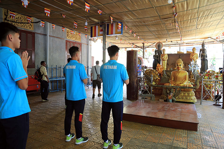 U22 Việt Nam thảnh thơi đi chùa ở Phnom Penh trước trận gặp Lào - 6