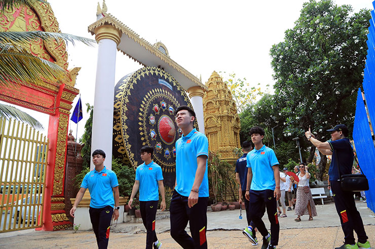 U22 Việt Nam thảnh thơi đi chùa ở Phnom Penh trước trận gặp Lào - 1