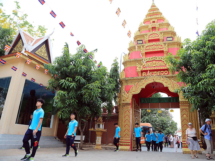 U22 Việt Nam thảnh thơi đi chùa ở Phnom Penh trước trận gặp Lào - 7