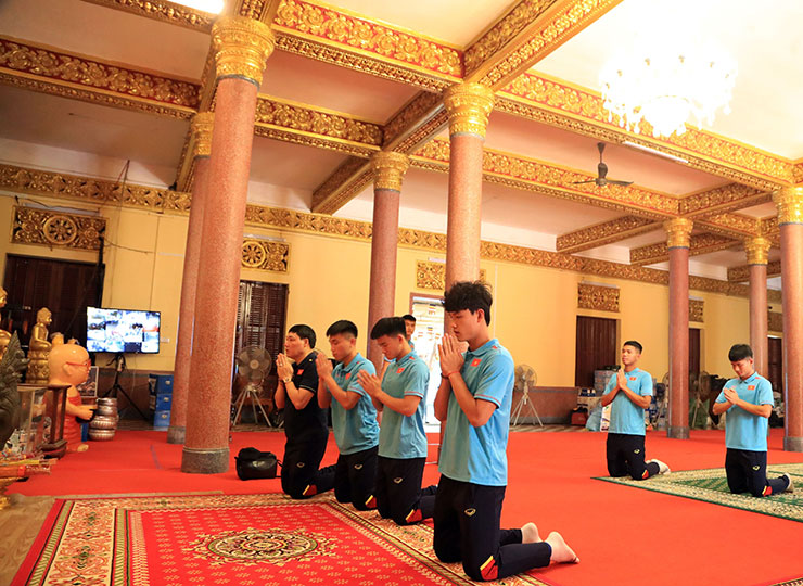 U22 Việt Nam thảnh thơi đi chùa ở Phnom Penh trước trận gặp Lào - 9