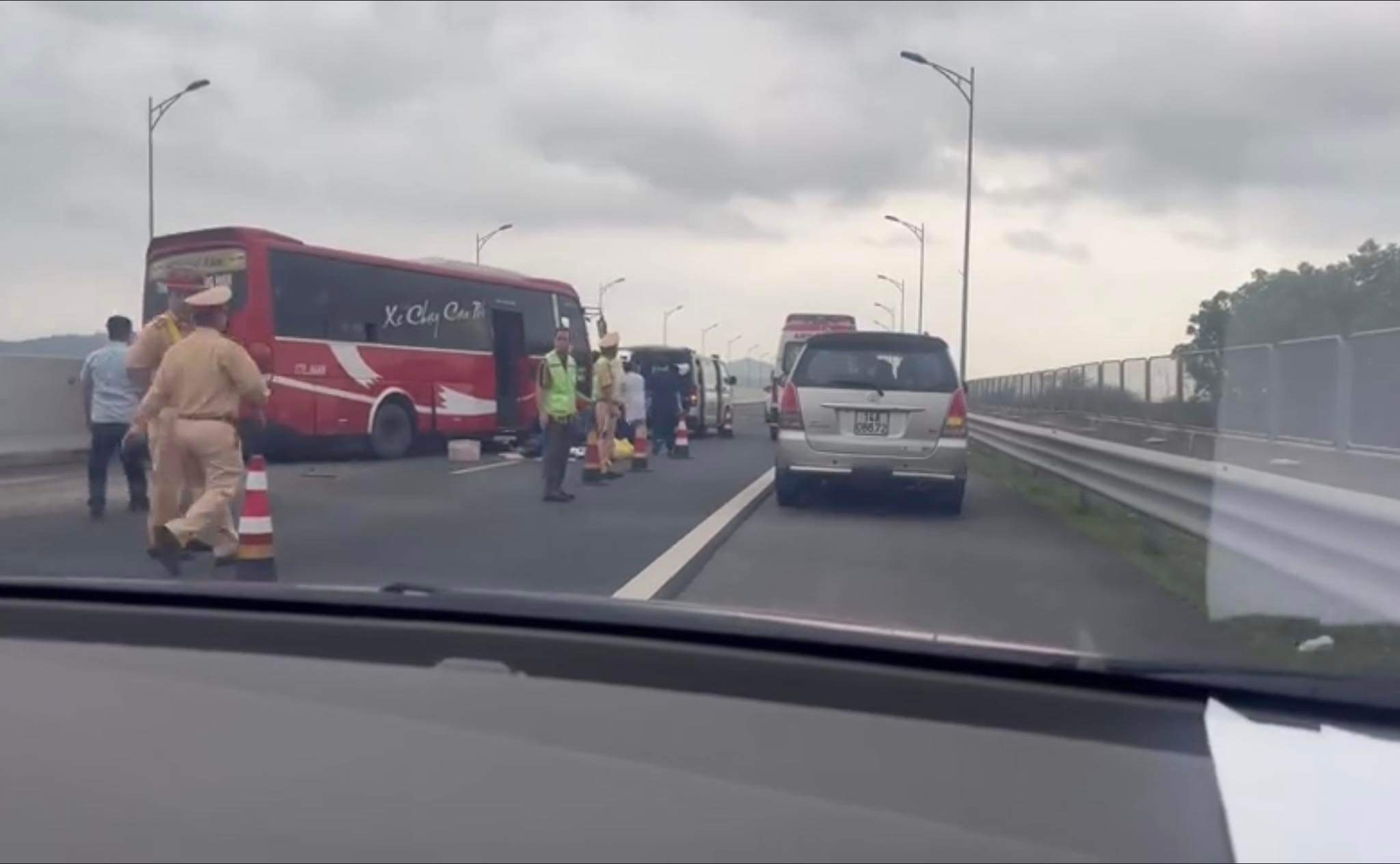 Xe khách va chạm với xe quét đường trên cao tốc Hải Phòng - Hạ Long - 1