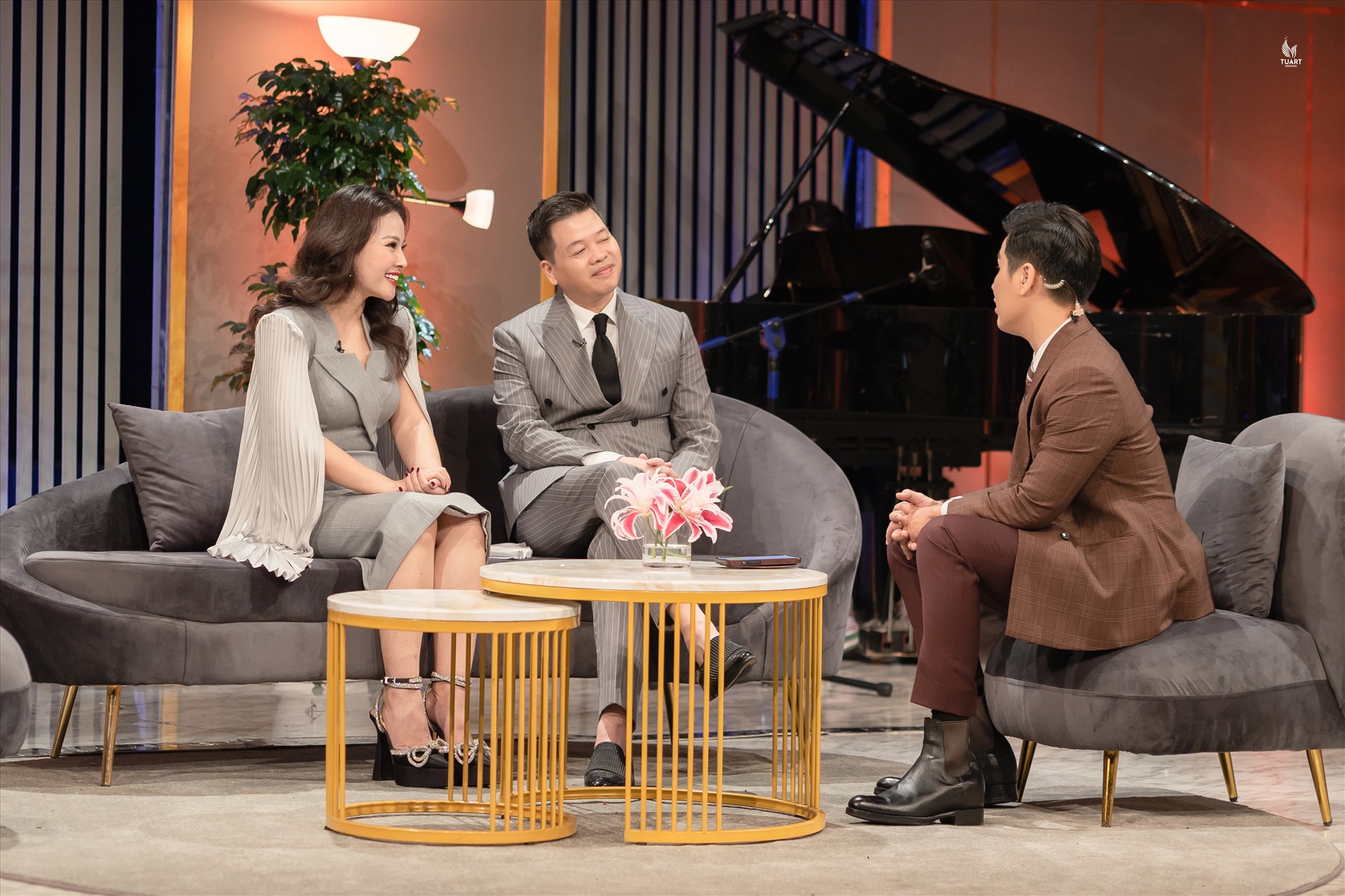 Vợ trẻ đẹp, là BTV Đài Tiếng nói Việt Nam của ca sĩ Đăng Dương - 1