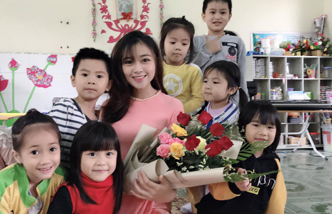 Võ Nhật Linh (Nghệ An) từng nổi tiếng mạng xã hội nhờ bức ảnh chụp chung với học trò trong kỳ thực tập tại một trường mầm non ở Nghệ An. 
