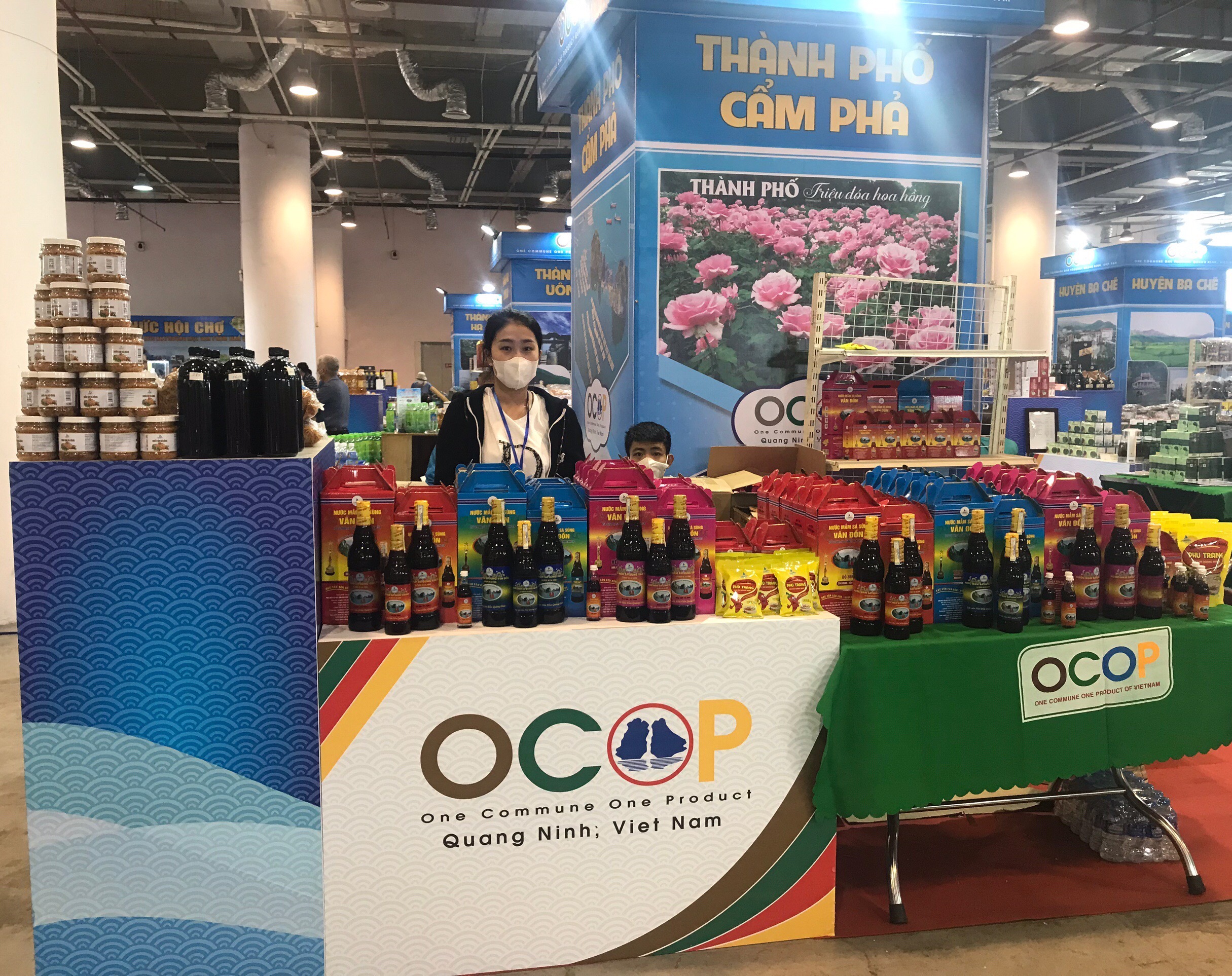 Gian hàng được mở xuyên suốt thời gian diễn ra hội chợ.