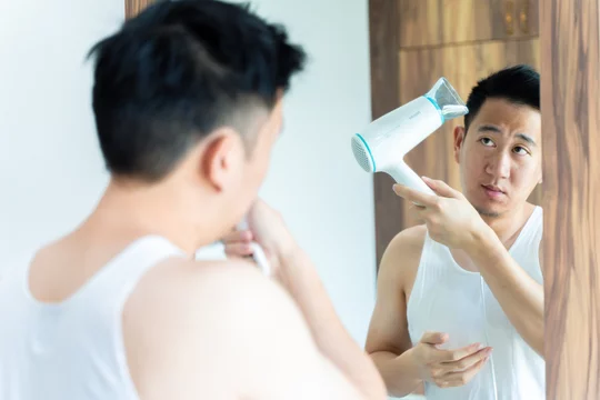 Hãy giữ cho tóc được khô ráo vào mùa hè để tránh gàu nấm ngứa