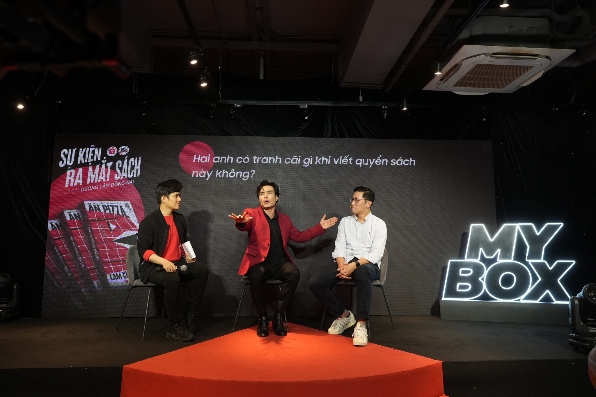 Lê Dương Bảo Lâm giới thiệu quyển sách đầu đời trên sân khấu.