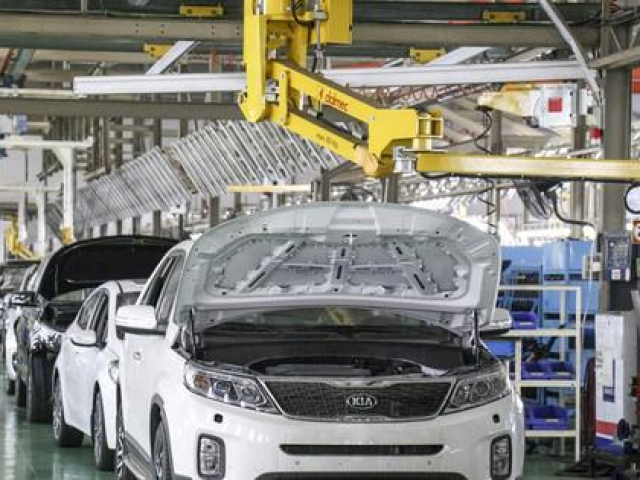 Thị trường - Tiêu dùng - Giảm 50% phí trước bạ ô tô: Bộ Công Thương đồng ý, Bộ Tài chính ‘lắc đầu’