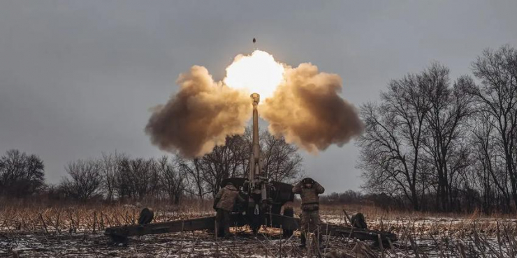 Binh sĩ Ukraine nã pháo về hướng TP Marinka (tỉnh Donetsk) ngày 15-1. Ảnh: GETTY IMAGES