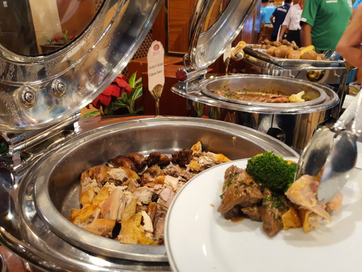 Bữa ăn của các cầu thủ đầy đủ dưỡng chất với những món thịt bò, gà, hải sản và rau xanh.