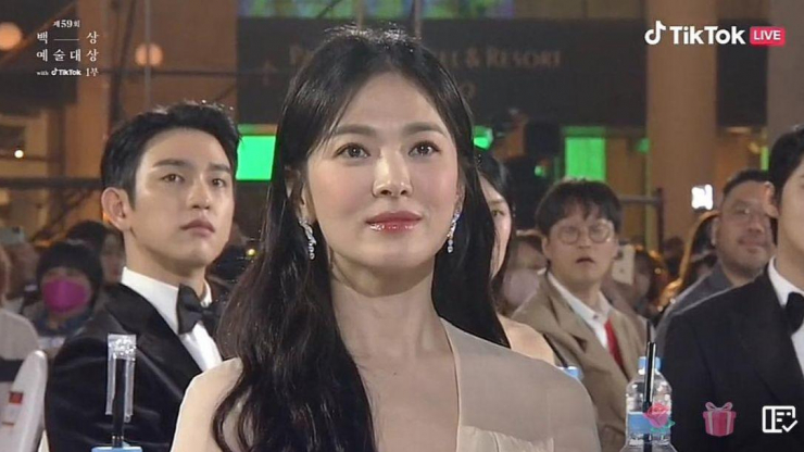 Song Hye Kyo gây sốt khi mặt đẹp, mặt xinh như nữ thần, lên top 1 tìm kiếm - 2