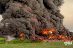 Kho dầu Nga ở Crimea cháy lan hơn 1.000 m2, nghi UAV tấn công