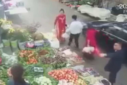Xôn xao clip tài xế lái ô tô đánh nhau với người phụ nữ bán hoa quả, công an vào cuộc xác minh