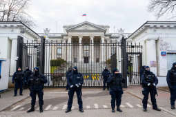Cảnh sát Ba Lan xông vào trường học Nga ở Warsaw, Moscow phản ứng mạnh mẽ