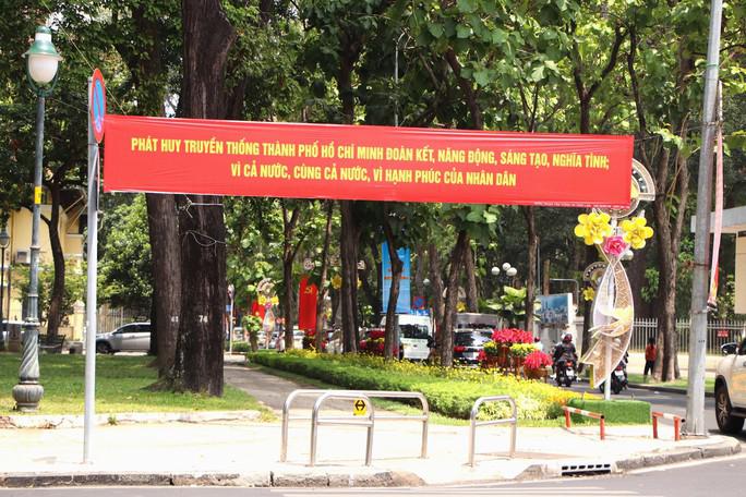 Băng rôn cổ động và tiểu cảnh ở Công viên 30-4 (quận 1)