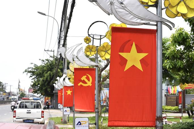 Cờ Đảng, cờ Tổ Quốc rực rỡ trên Quốc lộ 13 đoạn qua phường Hiệp Bình Chánh và Hiệp Bình Phước, TP Thủ Đức.