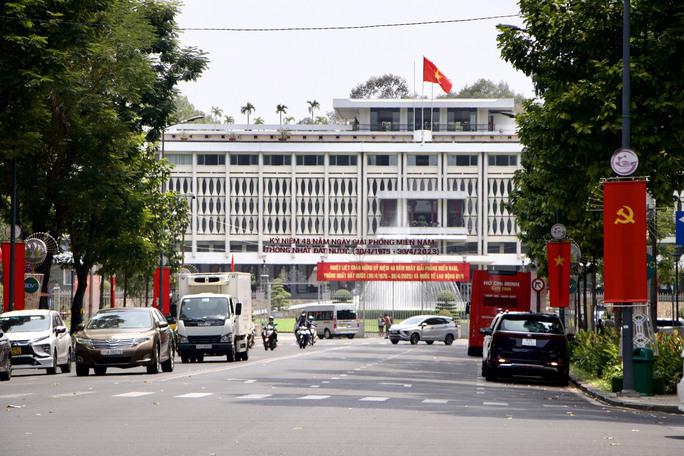 Cũng như nhiều đường phố TP HCM, đường Lê Duẩn trước Hội trường Thống Nhất (quận 1) rực rỡ cờ Đảng, cờ Tổ quốc trong dịp lễ 30-4, 1-5.