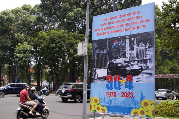 Góc đường Phạm Ngọc Thạch (quận 1) với tấm pano lớn kèm khẩu hiệu chào mừng 48 năm ngày giải phóng miền Nam, thống nhất đất nước