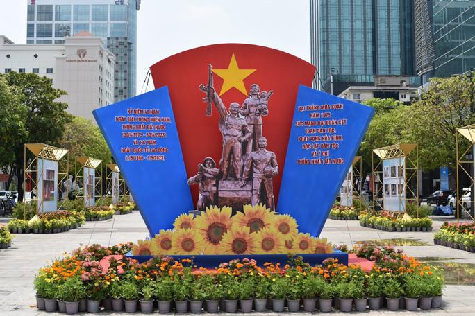 Tiểu cảnh được trang trí ở phố đi bộ Nguyễn Huệ (quận 1).