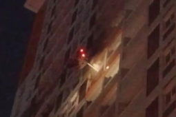 Tin tức trong ngày - Cảnh sát cứu 19 người thoát khỏi đám cháy chung cư ở TP.HCM