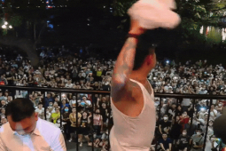 Đời sống Showbiz - Tuấn Hưng lại khiến phố đi bộ Hà Nội "náo loạn"