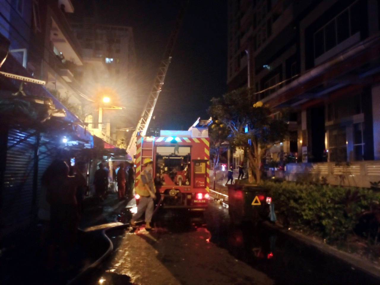Cảnh sát cứu 19 người thoát khỏi đám cháy chung cư ở TP.HCM - 3