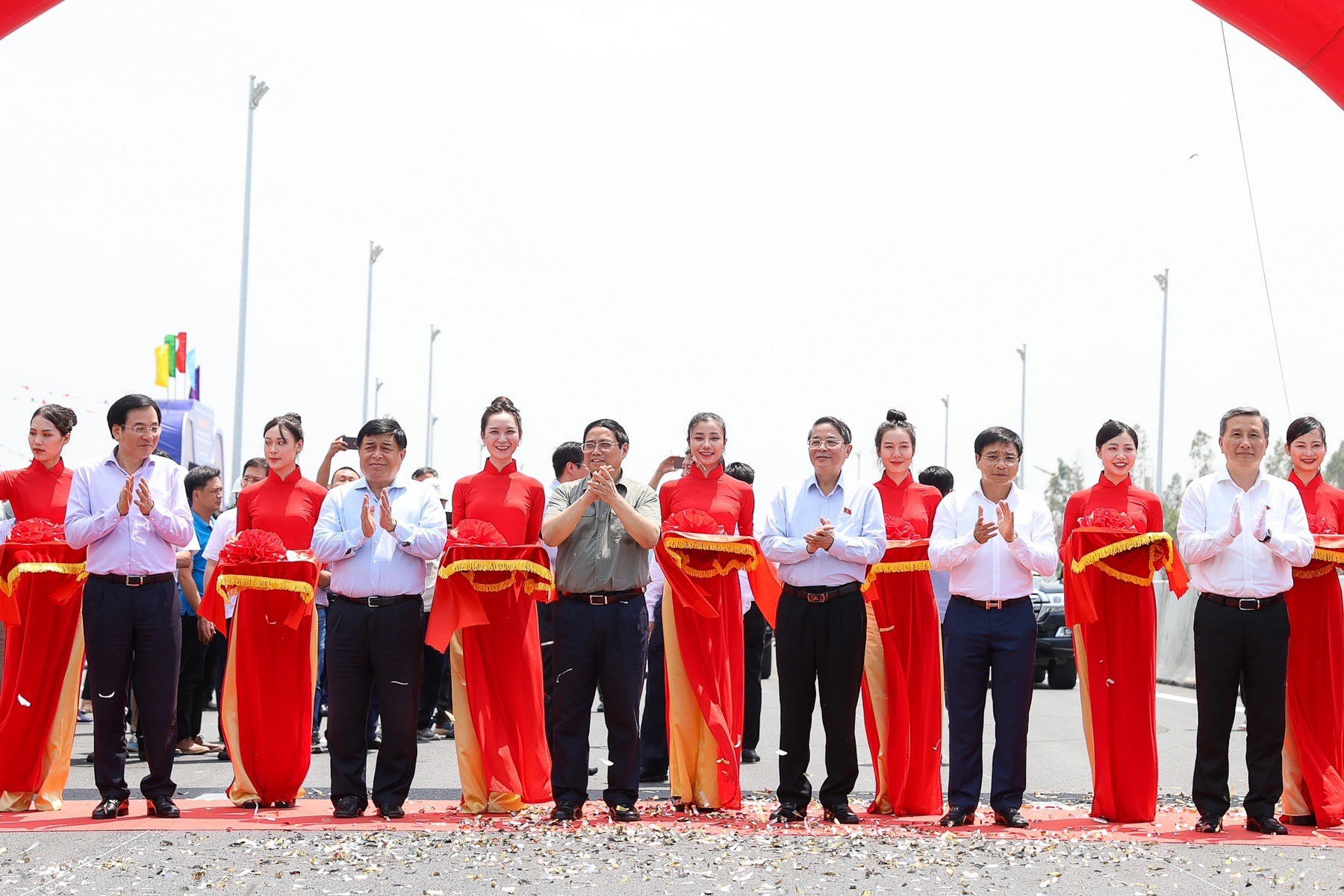 Thủ tướng Chính phủ Phạm Minh Chính cắt băng khánh thành tại điểm cầu Bình Thuận.