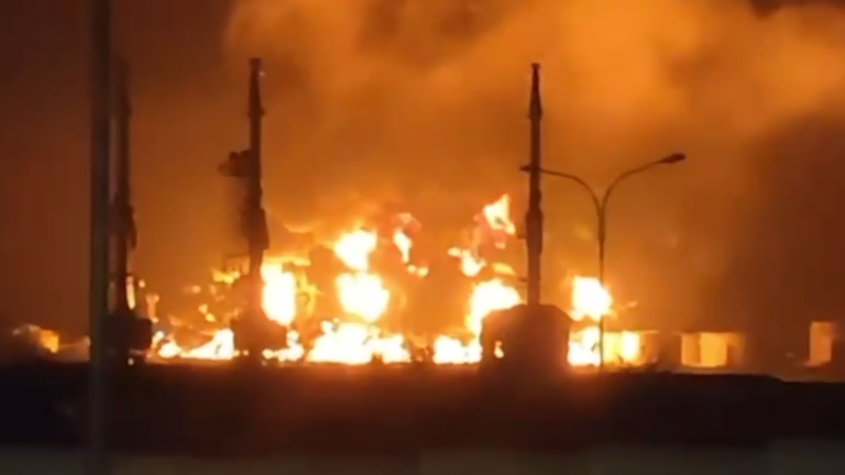 Ngọn lửa từ kho dầu ở Sevastopol bùng lên lúc rạng sáng (ảnh: RT)