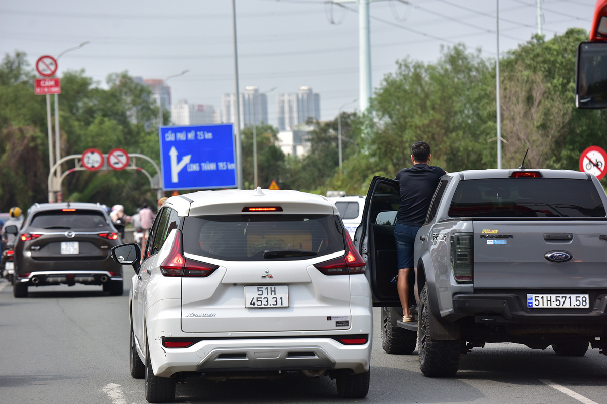 Người dân TP.HCM “tiến thoái lưỡng nan” trong ngày đầu đi chơi lễ - 14