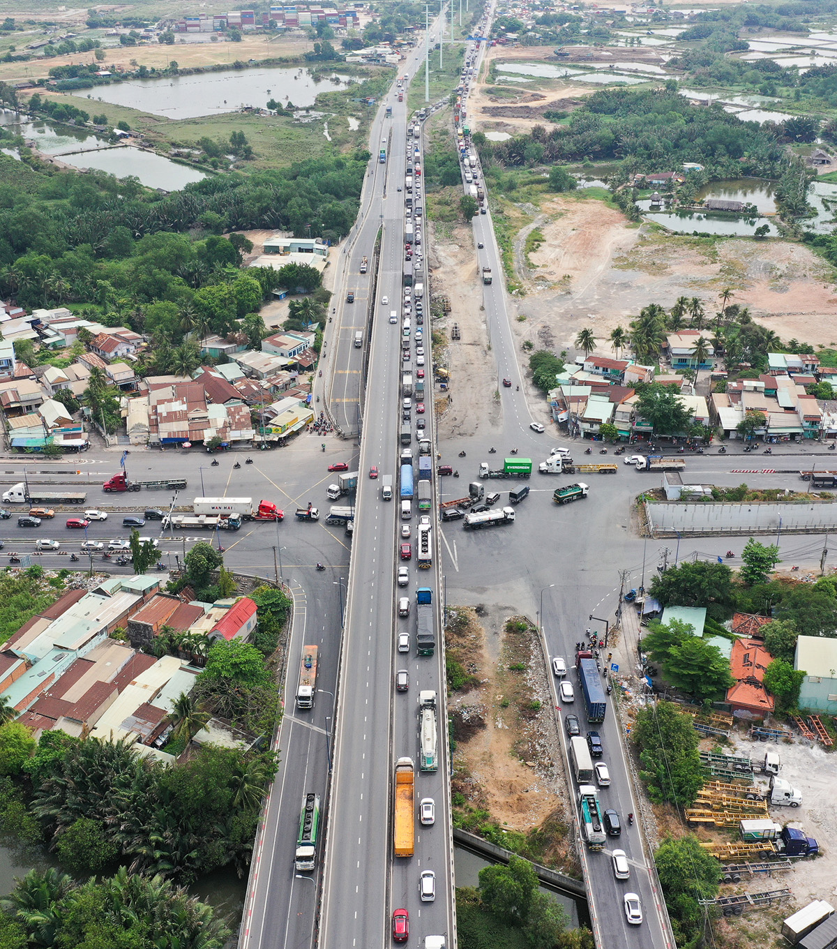 Người dân TP.HCM “tiến thoái lưỡng nan” trong ngày đầu đi chơi lễ - 9