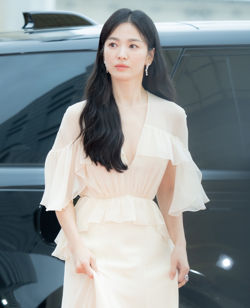 Song Hye Kyo gây sốt khi mặt đẹp, mặt xinh như nữ thần, lên top 1 tìm kiếm - 3