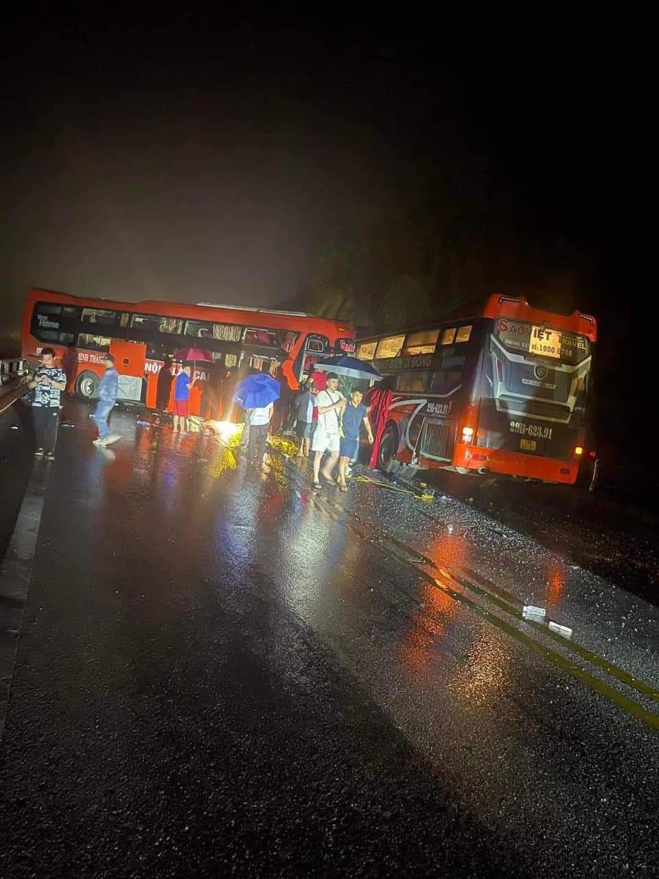 Tai nạn xe khách trên cao tốc Nội Bài - Lào Cai, 1 người tử vong - 1