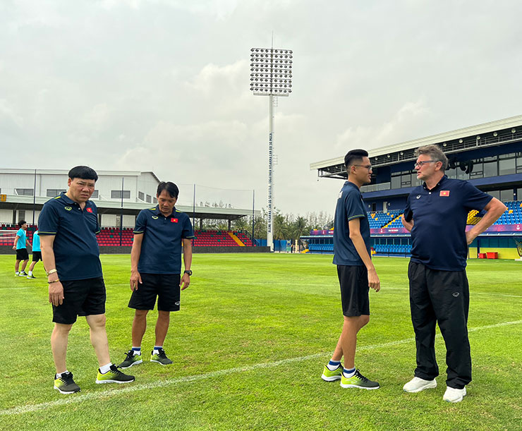 HLV Troussier chạm mặt U22 Thái Lan, U22 Việt Nam làm quen sân đấu SEA Games - 2