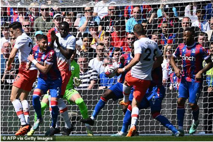 Tomas Soucek ghi bàn mở tỷ số ngay phút thứ 9 cho West Ham trước Crystal Palace